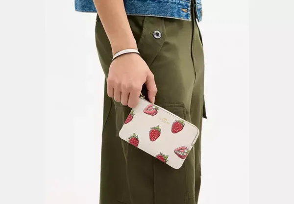 COACH CORNER ZIP WRISTLET - CHALK/FRESAS - Imagen 3