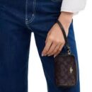 COACH PUCH SQUARE WRISTLET IN SIGNATURE - WALNUT/BLACK