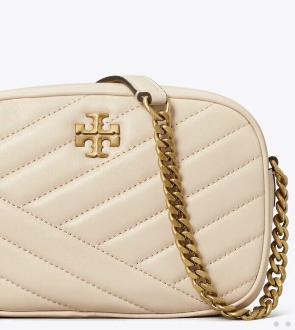 TORY BURCH - KIRA CHEVRON SMALL CAMERA BAG NEW CREAM - Imagen 2
